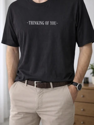 Svart t-shirt med tryck - Svart t-shirt i bomull med coolt tryck av en dödskalle och orm på ryggen samt texten 'THINKING OF YOU' både fram och bak. Klassisk rund hals och korta ärmar. Perfekt för dig som gillar edgy och unik stil.