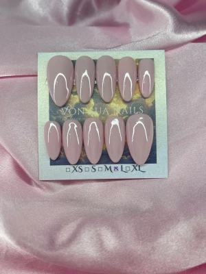 BabyPink (L);Medium Almond - Snygga handgjorda press-on naglar i en mjuk rosanude färg. Naglarna har en glansig finish och en elegant medium almondform som ger ett stilrent intryck. Perfekta för dig som vill ha ett naturligt men ändå polerat utseende. L: 17 mm, 12,5 mm, 13 mm, 12 mm, 10 mm 