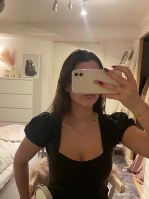 Läder blus - Använt 1 gång typ och inga defekter, kontakta mig för fler bilder💗💗Den sitter tajt runt om kroppen🥰