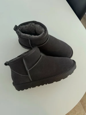 ”Sofie Schnoor” uggs  - Låga gråa uggs från märket ”Sofie schnoor” i strl 40, men passar även 39, så skulle säga strl 39/40. Helt nya, aldrig använda (se bilder). Köpta på kids brand store/junkyard