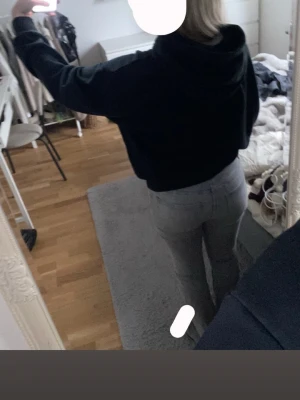 Bootcut jeans GinaTricot - Super fina jeans från Gina Tricot! Gråa, low/mid waist bootcut. Byxorna kommer ej till användning då de är för tajta i midjan och för långa. Har använt fåtal gånger och lite slitna vid foten. Pris kan diskuteras!