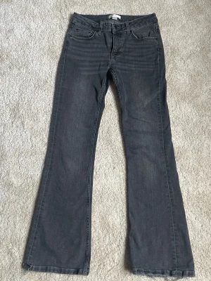 Bootcut jeans - Säljer mina gina jeans. Lappen där bak har jag tagit bort🩷innerbenslängd: 93cm ytterbenslängd:70cm🩷 skriv om du har frågor