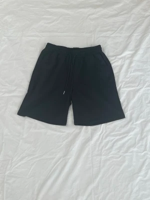 Kortbyxor  - Svarta kortmjukisbyxor. I storlek S. 