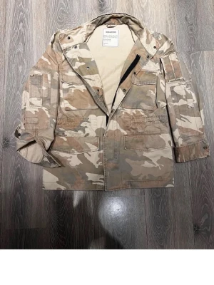 Field jacka - Zadig Voltaire jacka i sjukt bra skick, storlek S! Hör av er för fler bilder eller andra funderingar