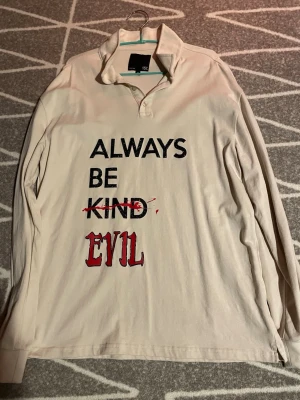 Custom quarterzip med tryck - Riktigt fet quarterzip stil tröja custom gjort tryck med riktigt bra kvalite! Aldrig använd. 