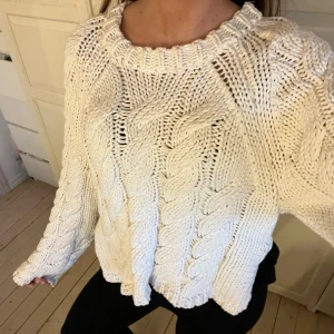 Stickad från zara - Säljer denna stickade från Zara med knyten på båda sidor.