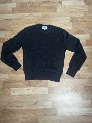 Stickad kashmirtröja från Norvie - Brun stickad tröja från Norvie med rund halsringning och ribbade muddar vid ärmslut och nederkant. Enkel och stilren design som passar perfekt till lager på lager. Tillverkad i mjuk kashmirull perfekt nu för våren. Nypris:799 kr. Hör vad dig vid frågor :) 