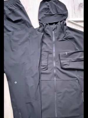 Lululemon tracksuit - Säljer en fin Lululemon tracksuit i färgen grå. Pris kan disskuteras, möts ävfn i sthlm.