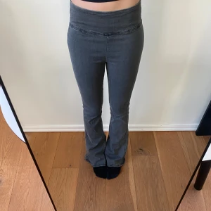Bootcut jeans  - Snygga och unika grå bootcut byxor i jeans material💕 Midejmått: 32 cm rakt över & innerbenslängd: 79 cm