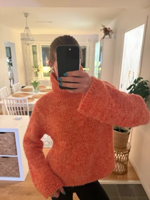 Korallfärgad stickad polotröja - Skit snygg stickad tröja med polo. Fin korallfärg som verkligen sticker ut. Jätte bra skick. Notera att den är i storlek xl men passar perfekt på mig som vanligtvis har M
