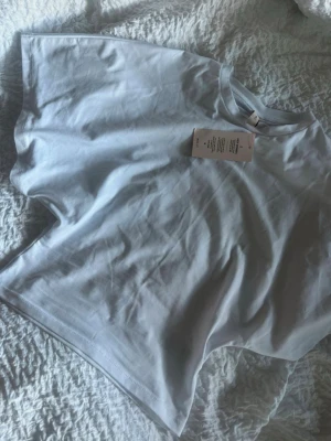 Nelly -  Round neck wide sleeve tee - Nelly  Round neck wide sleeve tee Stl. Xs  Vit  Ny med prislapp   Peis kan diskuteras💗