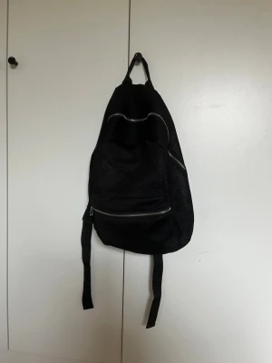 Väska  - Svart ”nät” ryggsäck från weekday med silvriga detaljer💗