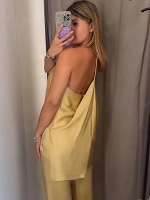 Gul siden linnetopp med öppen rygg - Säljer en snygg gul linnetopp i siden med tunna axelband och öppen rygg. Toppen har en loose passform och är perfekt för dig som gillar stilrena och trendiga plagg. Matcha med jeans eller kjol för en cool look.