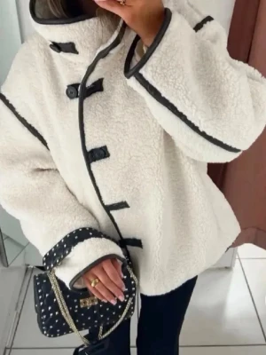 populär teddyjacka från h&m - Skit snygg &  passar till allt! Från h&m, storlek xs & passar mig som har xs/s perfekt. Slutsåld och populär💞Inprincip helt oanvänd. Använd gärna köp nu 