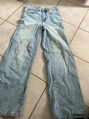 Ljusblå jeans - Ljusblå vida jeans från lager 157💗