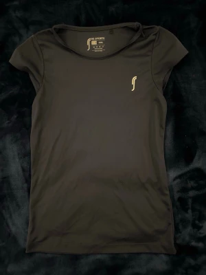 Mörkblå sport-tshirt från RS Sports - Snygg mörk blå sport-tshirt från RS Sports med rund hals och korta ärmar. Lite tight men väldigt nice och inte alls kvävande