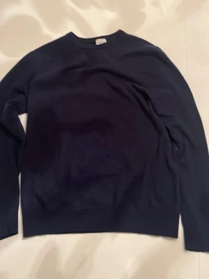 Mörkblå cashmeretröja John Henric - Snygg mörkblå stickad tröja från John Henric i lyxig cashmere. Klassisk rund halsringning och långa ärmar, perfekt för en stilren och bekväm look. Enkel att matcha med.