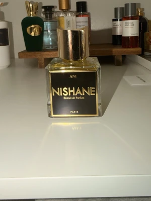 Nishane Ani Extrait de Parfum - Lyxig parfym från Nishane. Ny priset ligger på 3700kr den är knappt använd då jag blind buya den och är nu ute efter annat. Sprayat max  10 gånger