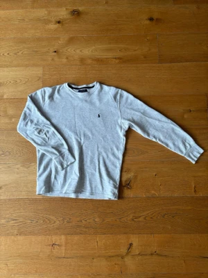  tröja Polo Ralph Lauren - Säljer denna ralph lauren tröjan i str S, väldigt bra skick, ända defekten: super litet hål på handleden som man ej märker eller syns vid användning, kom privat för vidare diskussion eller frågor.