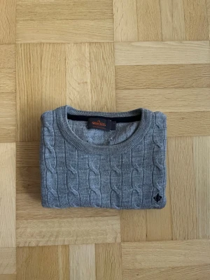 Morris Tröja i Merinoull  - Morris Tröja - Storlek S - Grå - i dunderskick, vid frågor eller funderingar är det bara att höra av sig! 😁