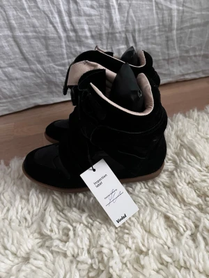Isabel marant skor - Hej! Säljer nu dessa isabel marant skor som jag köpte på vinted. De var tyvärr för små för mig. De är i superfint skick, ser inte ut att vara använda mer än 5 gånger! Jag köpte de med vinteds äkthetsverifiering också så de är äkta. Hör av dig om du undrar nått 💕