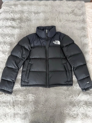 North Face Jacka - Jättefin The North Face-jacka i storlek S, perfekt för kalla dagar och vintrar! Jag har haft den i 3 vintrar, men den är otroligt väl omhändertagen och i jättefint skick – inga defekter alls. Jackan är både snygg och funktionell, varm och bekväm med klassisk stil som aldrig går ur tiden. Ett plagg som håller dig varm hela vintern samtidigt som du ser riktigt stilfull ut. Perfekt för både vardagsbruk, promenader, skidresor eller bara när du vill ha en pålitlig och snygg vinterjacka. ✨