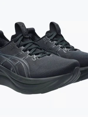 Svarta Asics sneakers med mesh - Snygga svarta sneakers från Asics med låg profil och stilren design. Ovandelen är i ventilerande mesh och syntetmaterial, med klassiska Asics-detaljer på sidorna. Skorna har en tjock, dämpad sula och svarta skosnören för en sportig look.