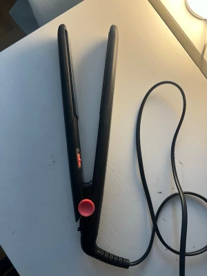 Svart plattång från Remington - En svart plattång från Remington i mycket bra skick🌟