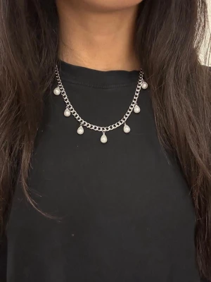 Silvrigt 6mm bred halsband med pärlor - Matchande örhängen finns i en separat annons  Finns även i guldpläterad variant.  Material: Rostfritt stål Bredd: 6 mm Längd: 42-50cm Nickelfria och handgjorda. 