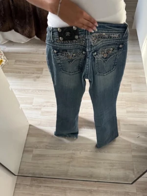 Miss me jeans - Jättesnygga miss me jeans, har ett hål längst ner vid foten men inget som märks när man har på sig de💕 hör av dig för fler frågor och bilder, pris går att diskutera