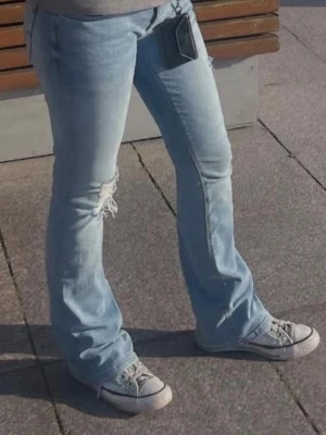 Lågmidjade jeans flare/bootcut - Jättefina lågmidjade jeans med från Only som tyvärr inte passar mig mer!! Skriv om du har frågor eller köp nu går också bra! Just nu kommer jag lägga upp många nya grejer så kolla gärna in det! 💖 Rabatt vid köp av flera plagg!