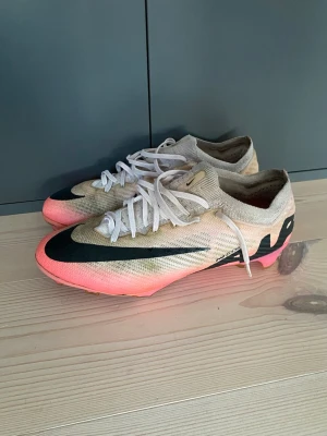 Nike mercurial elite  - Tjena, säljer ett par Nike mercurial elite i storlek 42,5 som tyvärr inte längre passar. Nypris ca 3000kr och mitt pris 899kr. Hör av er vid frågor!