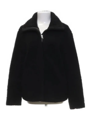 Svart teddyjacka med dragkedja - Mysig svart teddyjacka med hög krage och dragkedja framtill. Jackan har en fluffig, mjuk yta och raka ärmar. Perfekt för kyliga dagar när du vill ha både stil och komfort.