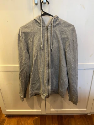 Bread & Boxers zip up - Har ett litet hål framtill och ena snöret saknar metalländan