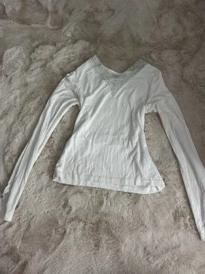 Vit långärmad topp med spetsdetalj - Långärmad topp med spets upptill, nästan aldrig använd