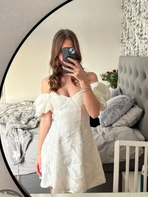 Vit kort klänning med puffärmar - Säljer en vit klänning från NAKF