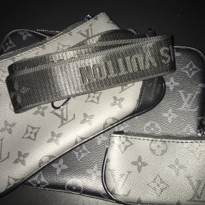 Väska - Fraktar inom 24 timmar. Kmr me en dustbag