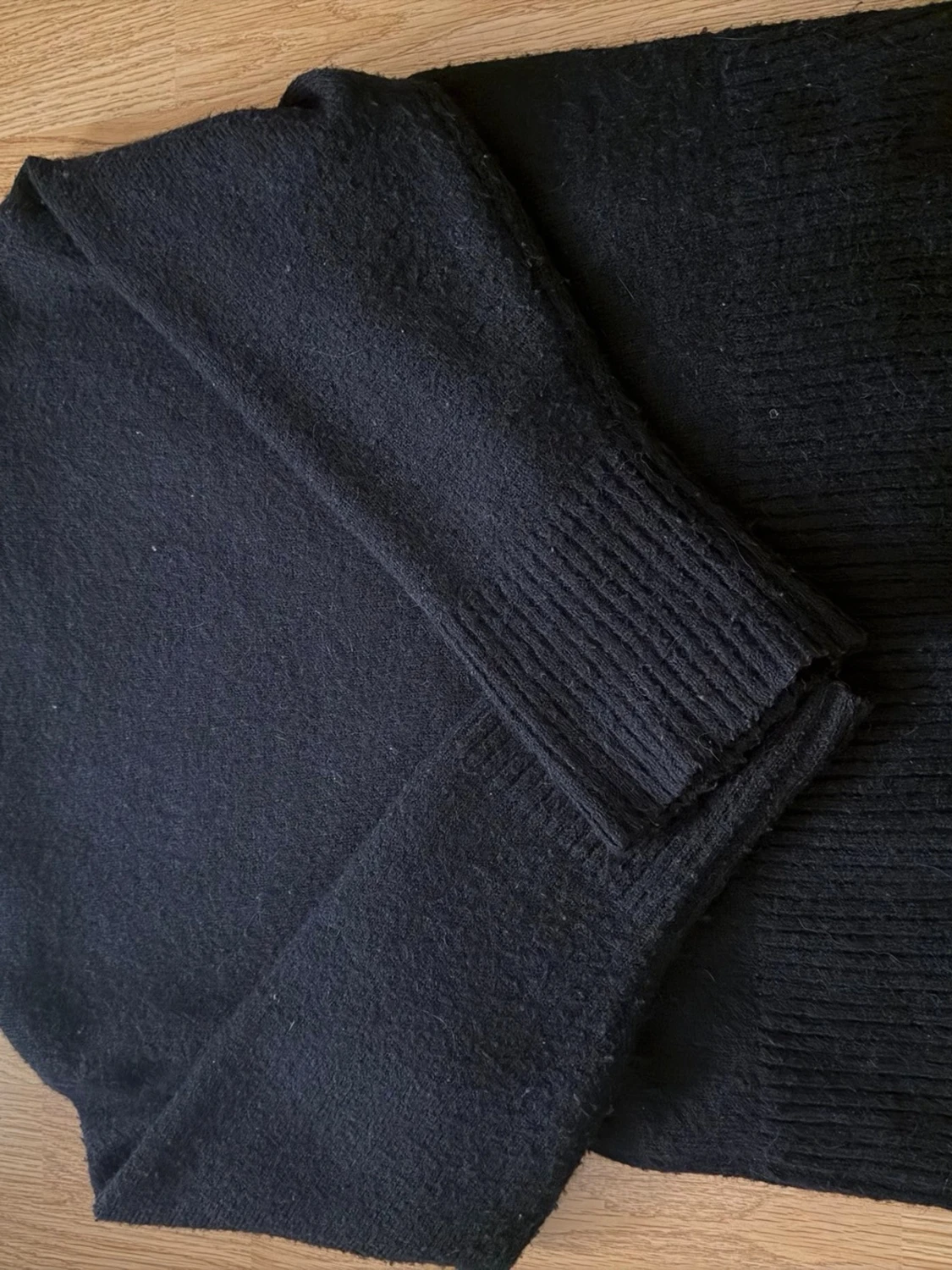 Mörkblå stickad tröja med ribbade muddar - 1