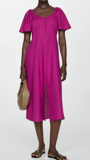 Mango Lila linneblandat klänning med v-ringning - Stilren lila linneblandat klänning med v-ringning, korta vida ärmar och knappar framtill. Klänningen har en smickrande midja med knytband bak och är tillverkad i ett lätt material som passar perfekt för varmare dagar. 55%linne 45%viskos