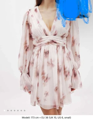 NA-KD klänning - Skit snygg klänning ifrån NA-KD. Endast använd en gång!❤️