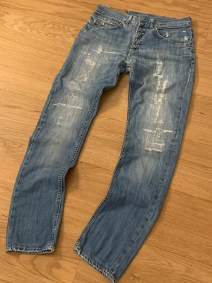 DonDup Jeans (Archive) - Säljer ett par riktigt snygga archive dondup jeans i passformen straight/slim, den är väldigt populär (man ser den överallt). Skicket är 7/10, kolla sista bild. Storleken är 32. Priset är 799kr, kan sänkas.