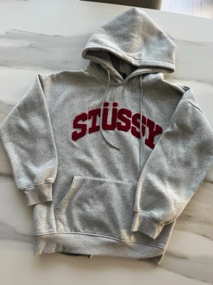 Stussy hoodie - Grå studset hoodie i storlek L! Kom gärna vid funderingar!🤗