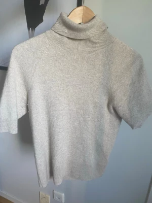 Beige stickad polotröja  - Bra skick! Super fin! Skriv vid intresse, fler bilder osv! Pris kan diskuteras❣️❣️