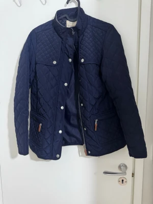 Jacka  - En marinblå jacka från Zara i stl 164 (XS) som är i väldigt bra skick säljs för 300 kr. 
