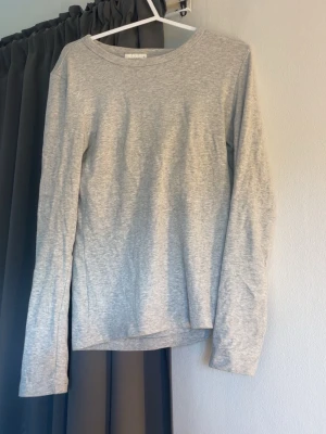 grå tröja  - Ribbad tröja från gina tricot i storlek S