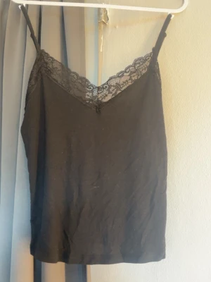 Svart linne  - Ett svart linne från Gina tricot i XS 