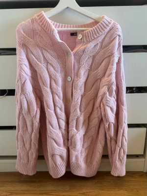 Rosa kabelstickad kofta Gina Tricot  - Rosa kabelstickad kofta ifrån Gina Tricot i storlek M🤍
