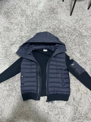 Moncler Cardigan  - Säljer en nästan helt ny mycket fin moncler cardigan i storlek S. 