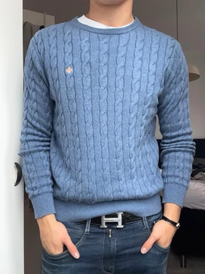 Blå kabelstickad Morris tröja - Snygg blå kabelstickad Morris tröja. Passar till allt för en avslappnad men stilren look. As snyggt som ett layerplagg, alltså under en overshirt!!! 