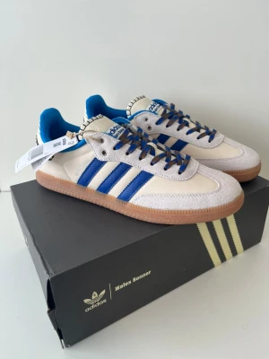 Adidas wales bonner skor  - Skorna är helt nya, aldrig använda. Storlek 43. Kommer med box och extra blåa skosnören. Fler storlekar finns i profilen. Snabba affärer kommer att prioriteras!